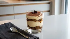 Mokka-Tiramisu im Glas: cremig, leicht mit Quark – perfekt zum Vorbereiten