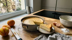 Cremiger Quarkkuchen mit Orangenzeste: schnelles Rezept für den perfekten Anschnitt